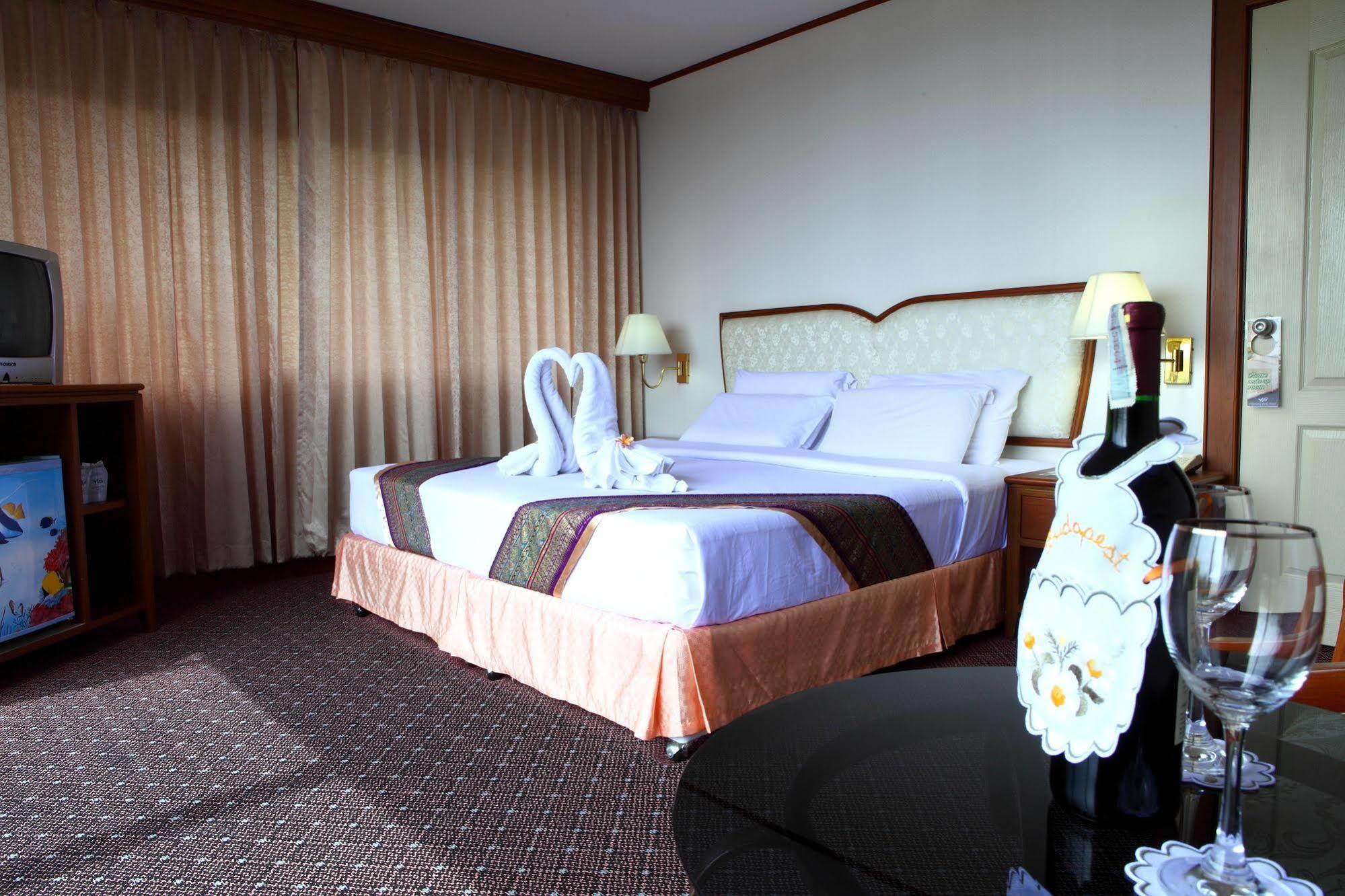 Wattana Park Hotel Trang Exterior photo